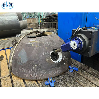 Después de que se forma la cabeza hemisférica, se perforan agujeros y se realiza el refuerzo de acuerdo con cálculos de presión para garantizar la resistencia.